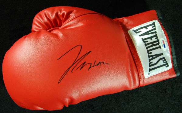 Julio Cesar Chavez Signed Everlast Boxing Glove (PSA/DNA)