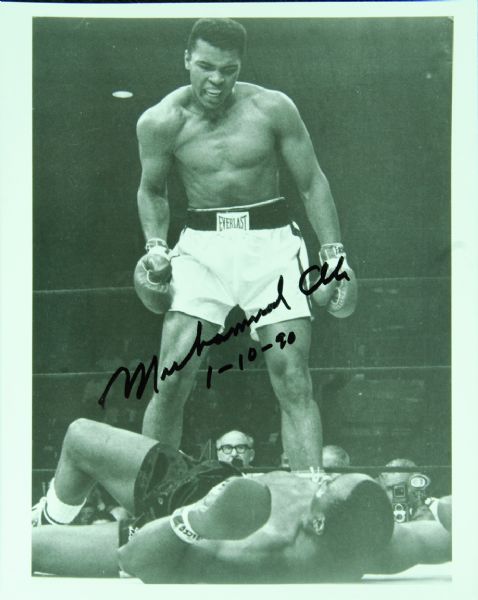 Muhammad Ali Signed 8x10 Photo (PSA/DNA)