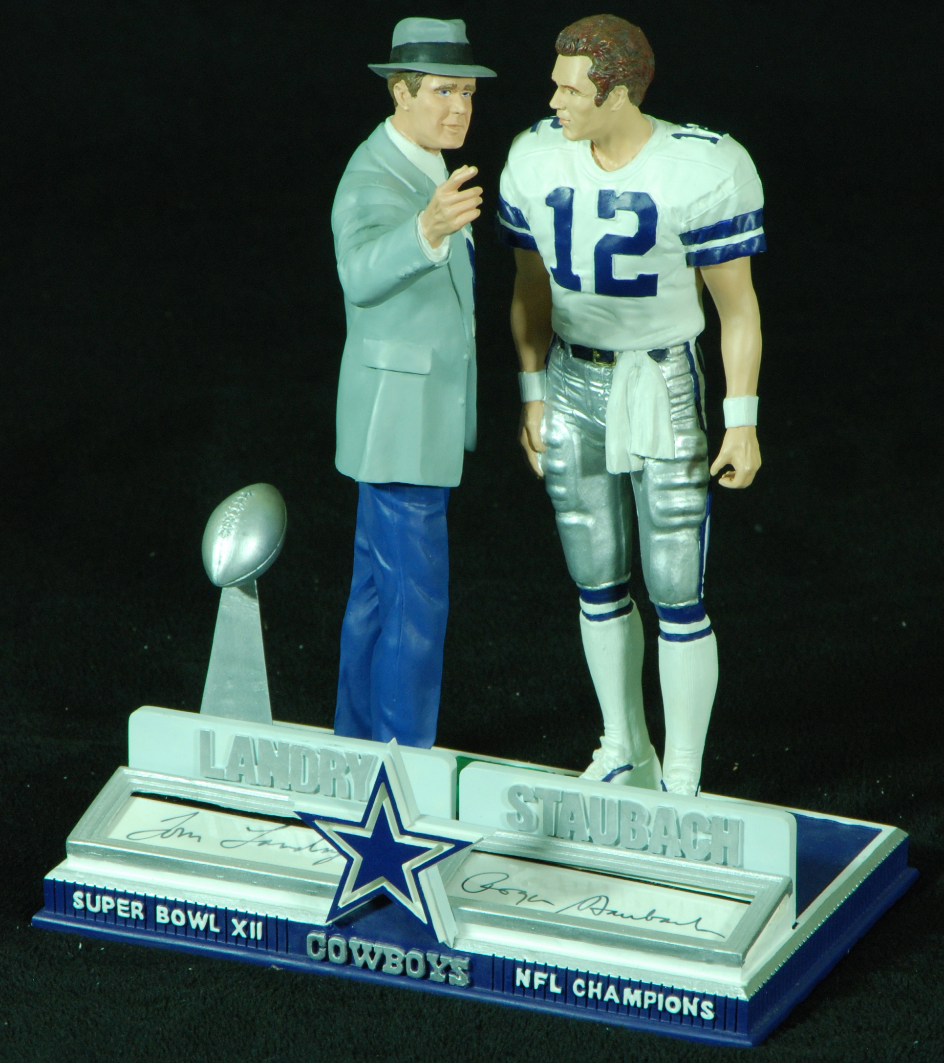 Lot - 1974 Dallas Cowboys Football Media Guide (Roger Staubach / Coach  Landry)