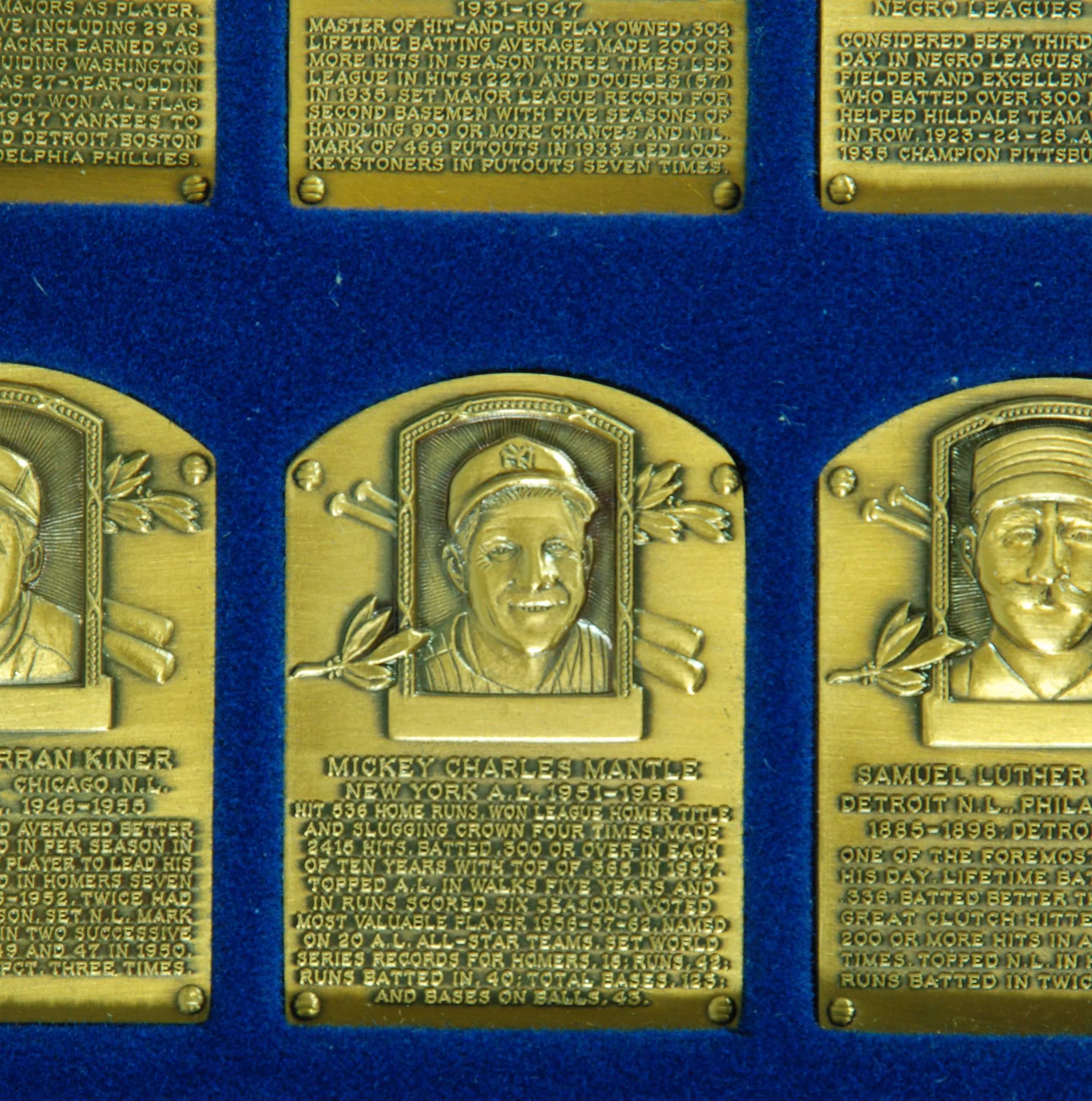 S2: Hank Aaron - 1985 Hall-of-Fame Gallery Mini BRONZE PLAQUE