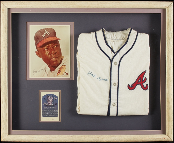 Hank Aaron Signed Flannel Braves Jersey & Photo in Frame (BAS)