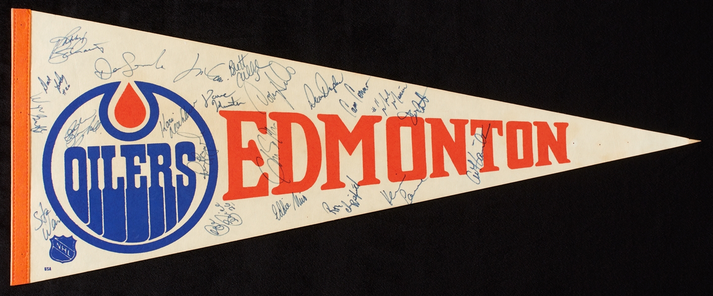 1979-80 Edmonton Oilers Team-Signed Pennant with Wayne Gretzky RC (22) (BAS)