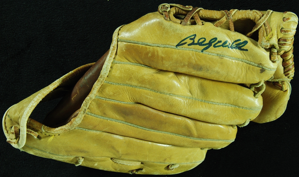 Billy Williams Signed Personal Model Glove (PSA/DNA)