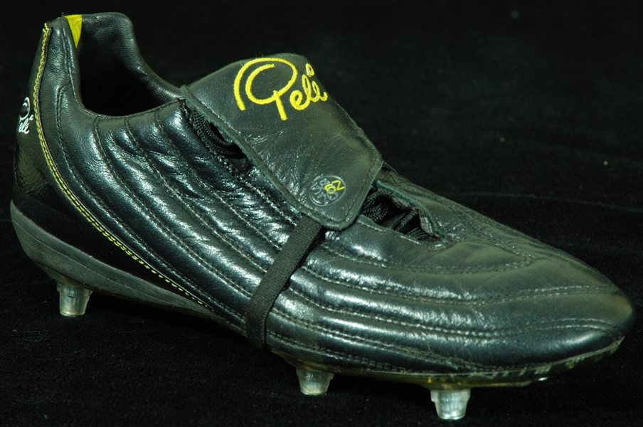 Pele Signed Personal Model Soccer Shoe (PSA/DNA)