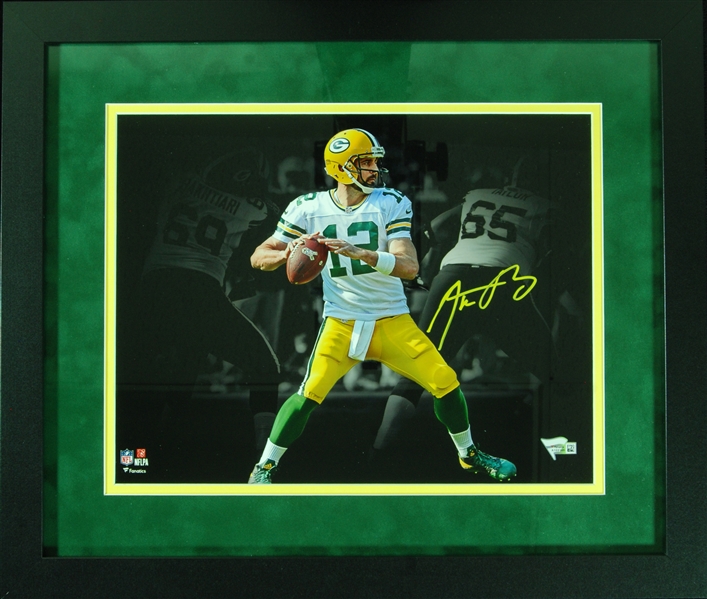 Aaron Rodgers Signed 11x14 Framed Photo (Fanatics)