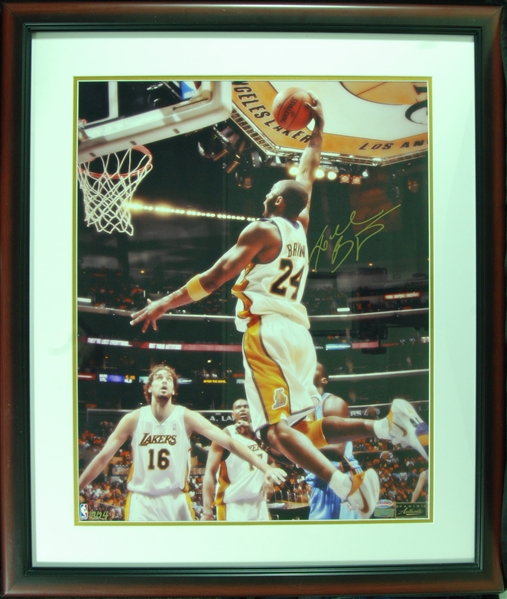 Kobe Bryant Signed 16x20 Framed Baseline Photo (18/24) (Panini)