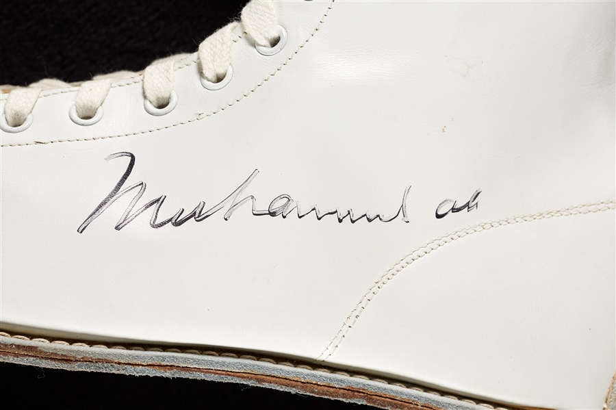 Muhammad Ali Signed Everlast Boxing Shoe (BAS)