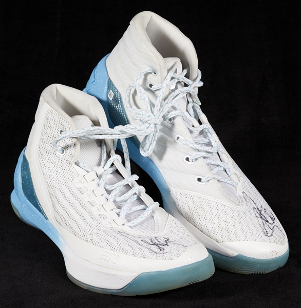 Stephen Curry 2017 Game-Used & Signed Under Armour Shoes Pair (24/5/7) (Fanatics) 