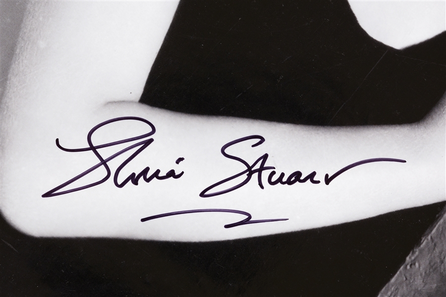 Gloria Stuart Signed 16x20 Photo (PSA/DNA)