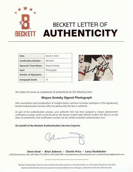 Wayne Gretzky Signed 8x10 Photos Pair (2) (Both Graded BAS 10)